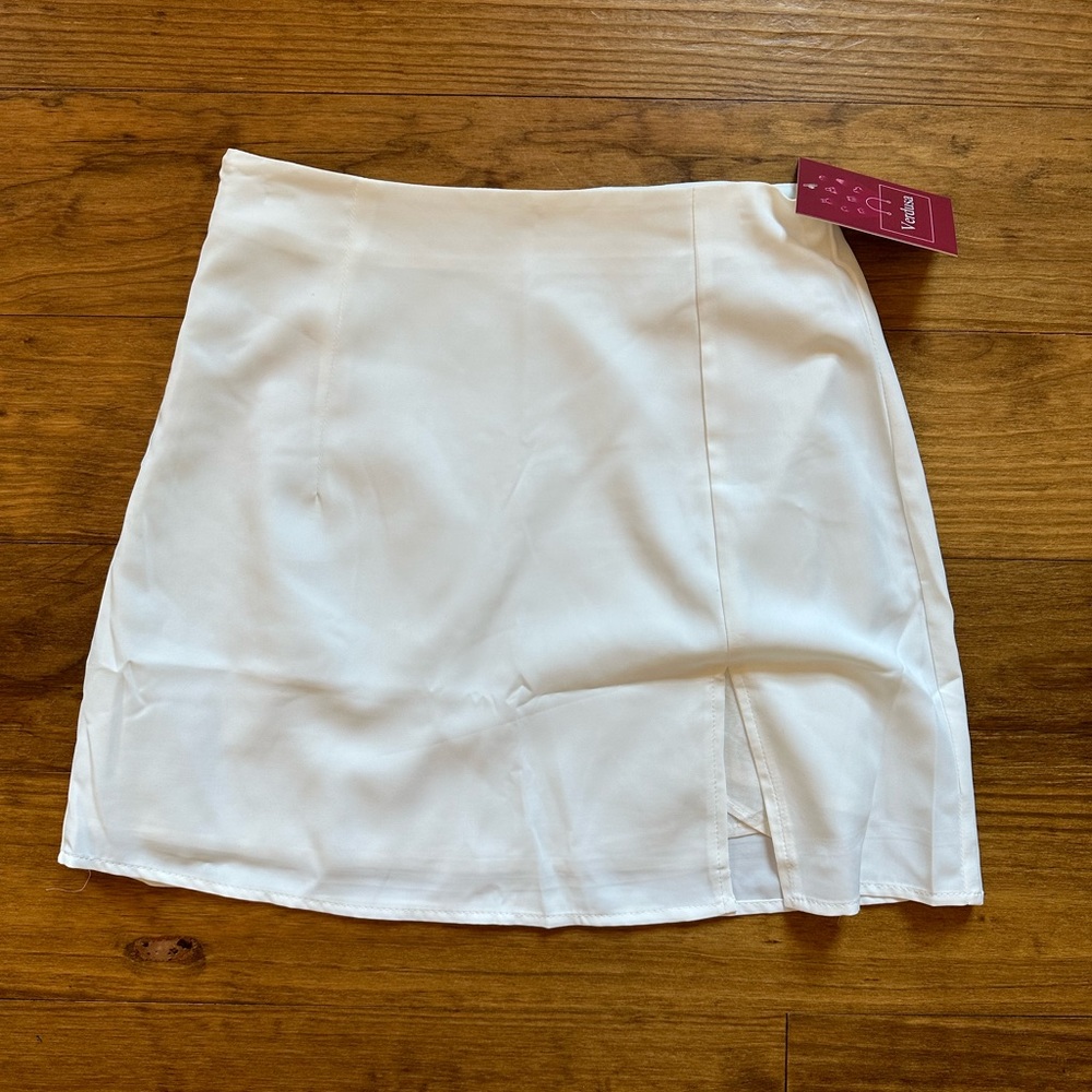 NEVER WORN white mini skirt size extra small!